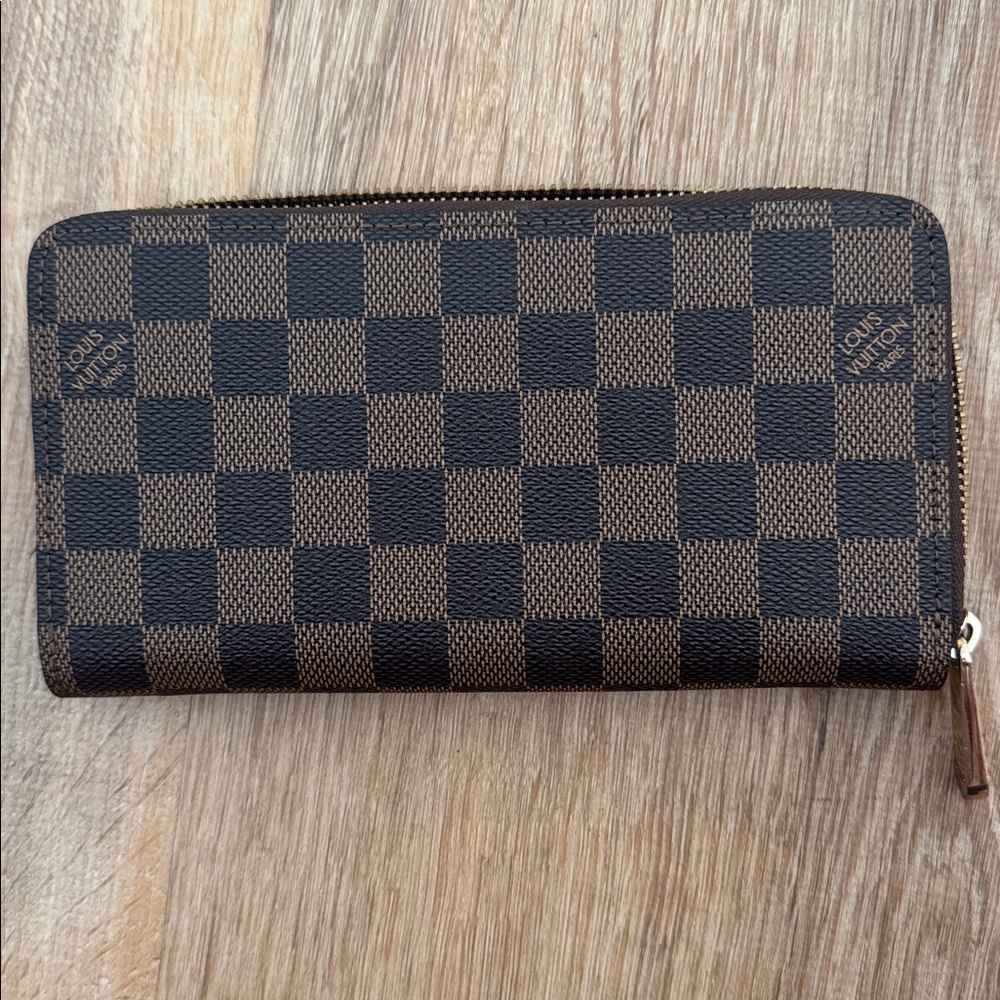 Louis Vuitton Authentic  zippy wallet Damier Ebene